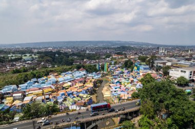 Malang, Doğu Java, Endonezya 'daki neşeli evler, köprüler ve akan trafiğin hava manzarası