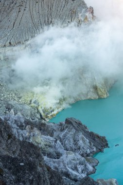 Doğu Java, Endonezya 'daki Kawah ijen krater gölünden zehirli dumanlar yükseliyor.
