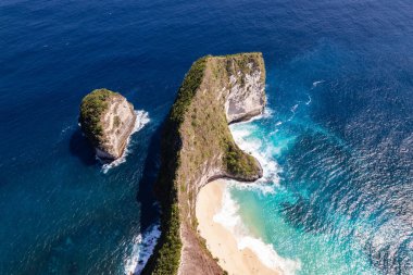 Nusa Penida Adası, Bali, Endonezya 'daki Kelingking Sahili ikonik uçurumlarını ve turkuaz sularını gösteriyor.