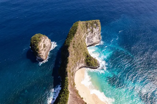 Nusa Penida Adası, Bali, Endonezya 'daki Kelingking Sahili ikonik uçurumlarını ve turkuaz sularını gösteriyor.