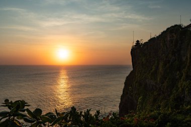 Uluwatu Tapınağı 'ndaki Hint okyanusunu aydınlatan Altın Gün batımı, Bali