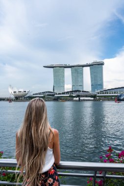 Singapur 'daki bir gezinti alanından etkileyici marina Bay Sands Oteli' ni tasarlayan genç bir kadın.