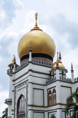 Mescid Sultan Camii, Singapur 'da bulutlu bir gökyüzüne karşı etkileyici altın kubbesiyle dimdik ayakta duruyor.