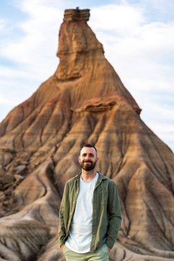 Bardenas 'ın nefes kesen manzarasının tadını çıkaran turist Navarre, İspanya' daki doğal parkı geziyor.