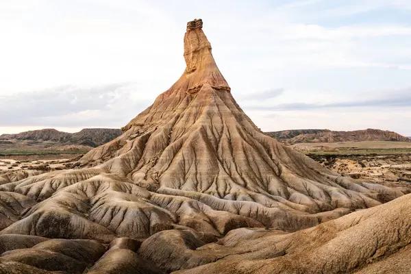 Bardenas 'taki aşınmış çorak topraklardan yükselen görkemli Castildetierra kaya oluşumu doğal park, Navarra, İspanya' da çarpıcı çöl manzarası yaratıyor.