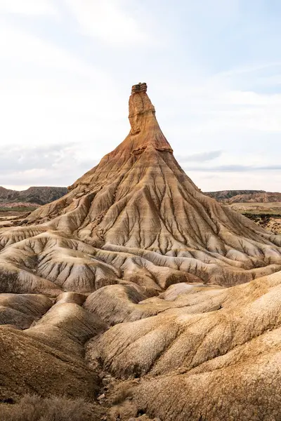 Bardenas 'ta dimdik duran Castildetierra adlı kaya oluşumuna sahip aşınmış manzara doğal park, Navarra ve İspanya' yı gerçekleştiriyor.