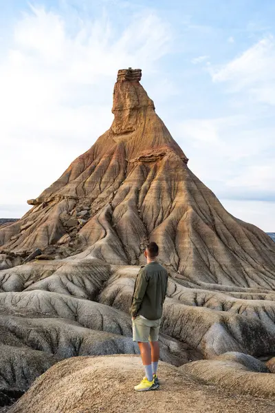 Bardenas 'ın yarı çöl manzarasında çarpıcı bir kaya oluşumu olan kastildetierra' yı gözlemleyen turist doğal park, Navarre ve İspanya 'yı gerçek anlamda gözlemledi.