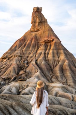 Bardenas 'ın çorak arazisini keşfeden genç bir kadın eşsiz Castildetierra kaya oluşumuna hayran kalarak doğal parkı keşfediyor.