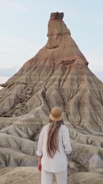 Arka planda kastildetierra kaya formasyonuyla selfie çeken turistler doğal park, navarre ve İspanya 'yı gerçekleştiriyor.