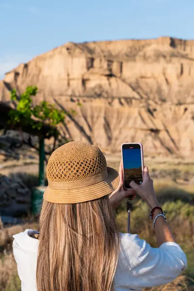 Bardenas 'ın çöl manzarasının fotoğraflarını çeken turist Navarra, İspanya' daki doğal parkı resmediyor.