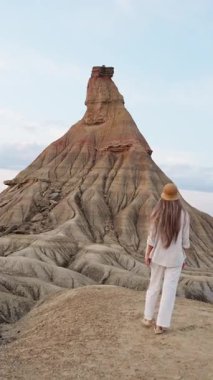 Bardenas 'ın ünlü simgesi Castildetierra' ya doğru çölde yürüyen kadın doğal parkı, Navarre 'ı, İspanya' yı gerçekleştiriyor.