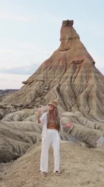 Genç kadın vlogger kastildetierra, bardenas reales, navarre, İspanya akıllı telefonlu video içeriği kaydediyor