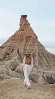 Bardenas çölünde yürüyen genç kadın turist Navarra 'da, İspanya' da