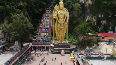 Turistler Malezya 'daki Batu mağaralarındaki canlı gökkuşağı merdivenlerine tırmanıyorlar.