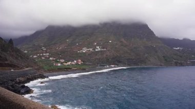 Sisli bir günde okyanus dalgalarının La Gomera sahillerini yıkadığı manzara.