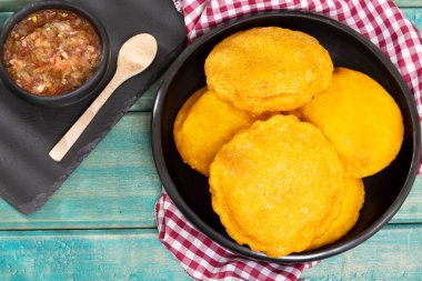 Geleneksel Kolombiya Mutfağı Tavukla Dolu Lezzetli Kızarmış Kekler