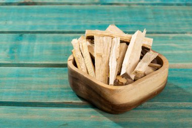 Quassia Amara - Quassia Tıp Tesisinin Kökleri; Ahşap Arkaplanda