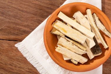 Quassia Amara - Quassia Tıp Tesisinin Kökleri; Ahşap Arkaplanda