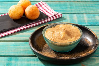 Meyveli börek ve tatlılar geleneksel Kolombiya yemeklerinin lezzetli karışımlarıdır..
