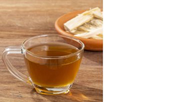 Quassia Amara - Quassia İlaç Fabrikasının İçecek Kökleri; Metin İçin Beyaz Boşluklu Ahşap Arkaplanda