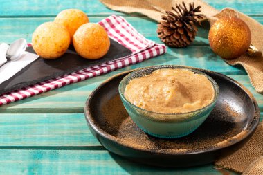 Meyveli börek ve tatlılar geleneksel Kolombiya yemeklerinin lezzetli karışımlarıdır..