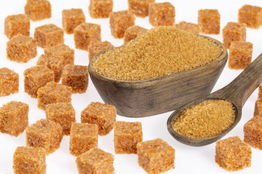 Kristaller ve rafine edilmemiş kahverengi şeker küpleri Saccharum officinarum