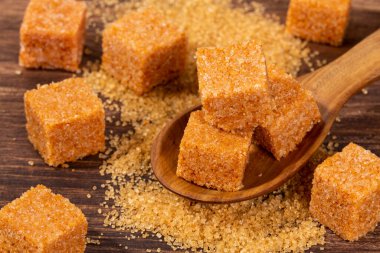 Kristaller ve rafine edilmemiş kahverengi şeker küpleri Saccharum officinarum