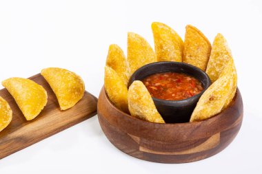 Beyaz arka planda baharatlı soslu Kolombiya Empanadası.