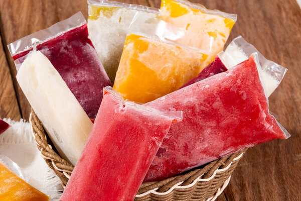 Вкусная мякоть замороженных фруктов; мякоть разнообразных флаконов