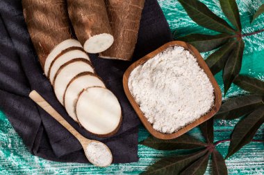 Çiğ Cassava Kökü ve Nişasta - Manioc Esculenta; Ahşap Arkaplanda