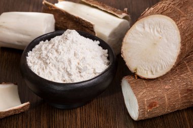 Çiğ Cassava Kökü ve Nişasta - Manioc Esculenta; Ahşap Arkaplanda