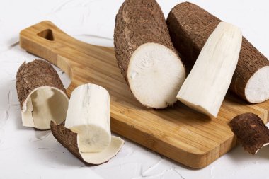 Taze Organik Cassava Kökü - Manioc Esculenta; Beyaz Arkaplanda