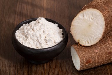 Çiğ Cassava Kökü ve Nişasta - Manioc Esculenta; Ahşap Arkaplanda