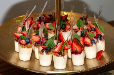 Sosyal Etkinlik: Parti Misafirleri İçin Şekerler ve Tatlıların Bireysel Sunumu