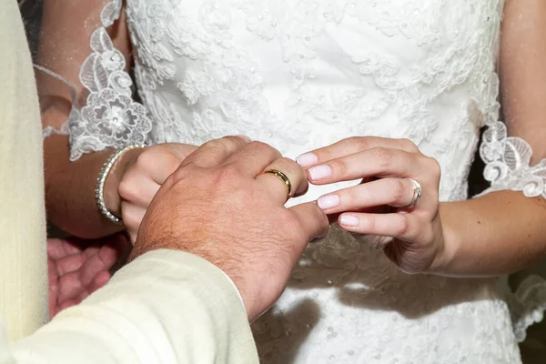Mãos Noiva Noivo Que Colocam Alianças Casamento — Fotografia de Stock