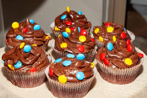 Leckere Schokolade Cupcakes Dekorierte Sahne Und Farbige Süße Kugeln — Stockfoto
