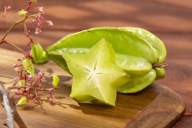 Yıldız meyvesi veya Carambola yeşili - Averrhoa Carambola; Fotoğraf: Ahşap Arkaplanda