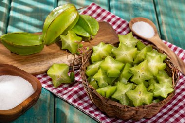 Yıldız meyvesi veya Carambola yeşili - Averrhoa Carambola; Fotoğraf: Ahşap Arkaplanda