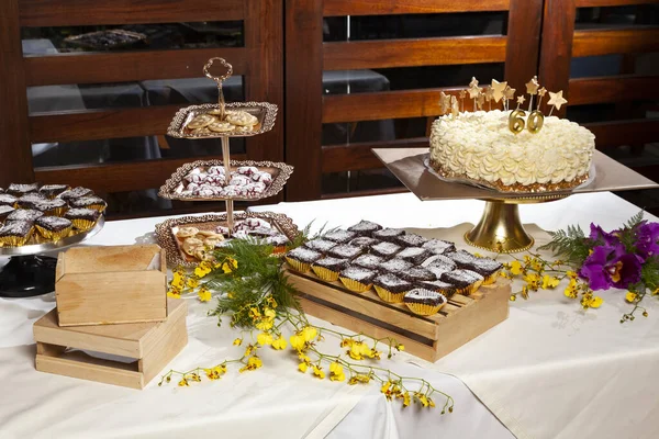 Sala Ricevimento Decorata Eventi Sociali Tavolo Dessert Gli Ospiti — Foto Stock