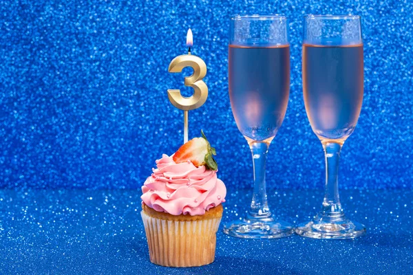 Cupcake Αριθμούς Και Ποτήρια Κρασί Για Γενέθλια Επέτειο — Φωτογραφία Αρχείου