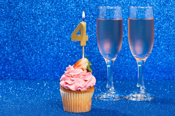 Cupcake Αριθμούς Και Ποτήρια Κρασί Για Γενέθλια Επέτειο — Φωτογραφία Αρχείου