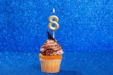 Doğum günü veya yıldönümü kutlaması için sayısı olan kek.