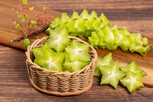Fruta Estrella Verde Carambola Averrhoa Carambola Foto Sobre Fondo Madera — Foto de Stock