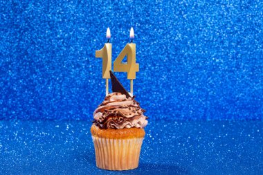 Doğum günü veya yıldönümü kutlaması için sayısı olan kek.