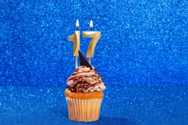 Doğum günü veya yıldönümü kutlaması için sayısı olan kek.