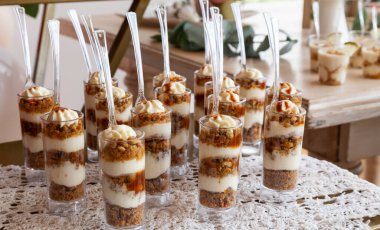 Sosyal Etkinlik: Parti Misafirleri İçin Şekerler ve Tatlıların Bireysel Sunumu