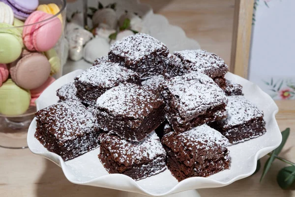 Sabrosos Brownies Chocolate Porciones Con Azúcar Polvo Parte Superior —  Fotos de Stock