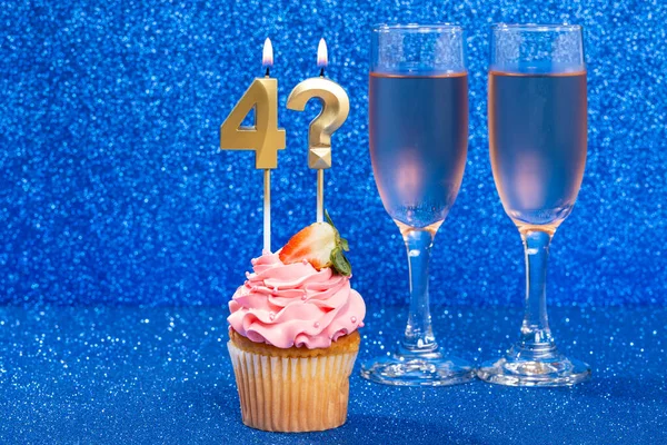 Cupcake Mit Zahlen Und Gläsern Mit Wein Zum Geburtstag Oder — Stockfoto