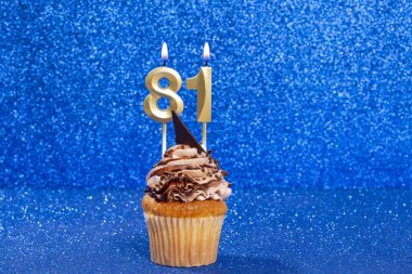 Doğum günü veya yıldönümü kutlaması için numara 81 olan Cupcake.