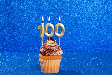Doğum günü veya yıldönümü kutlaması için numara 100 olan Cupcake.